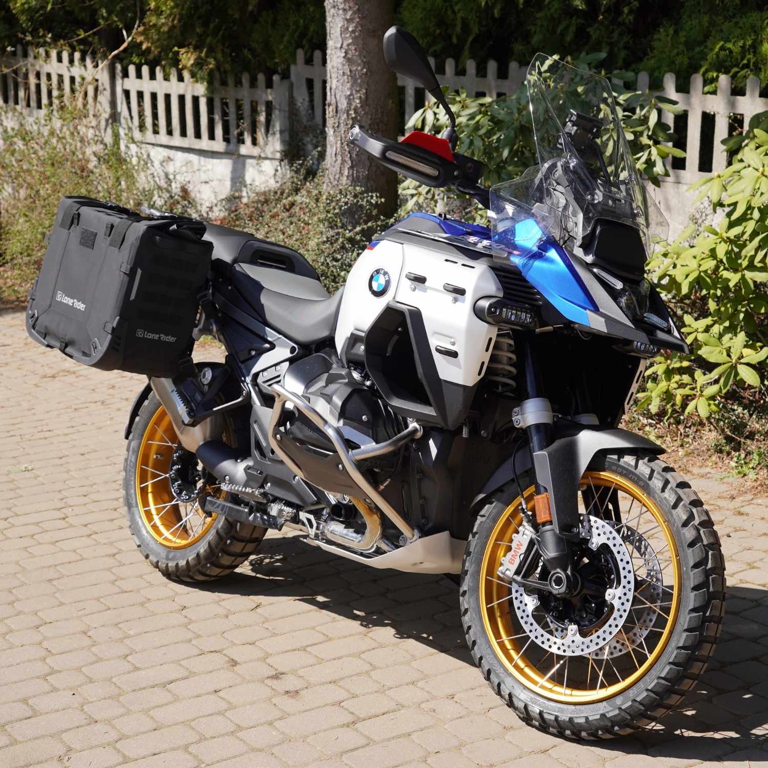 apduro-rackless-plate-with-lone-rider-bags