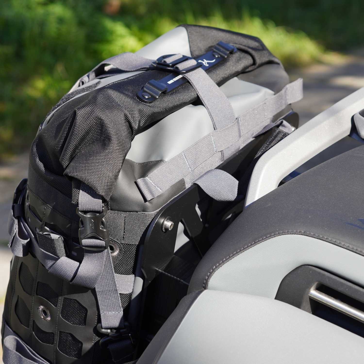 mosko-moto-panniers-on-rackless-plate-bmw-1300gsa