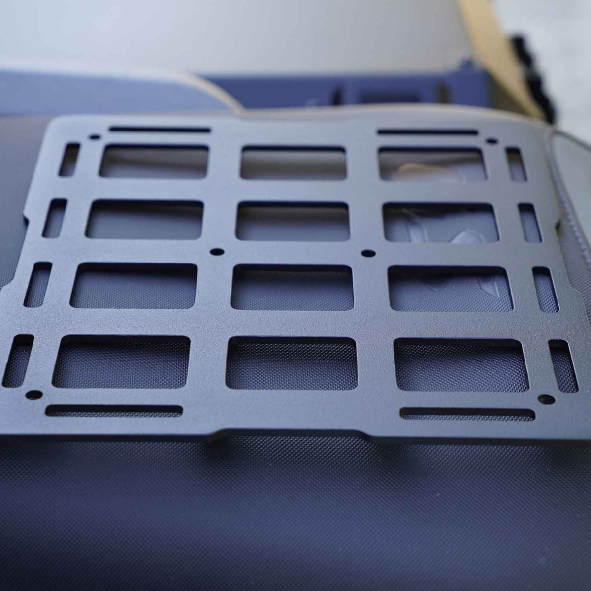 Panel MOLLE APDURO do kufra centralnego - modułowy system mocowania bagażu
