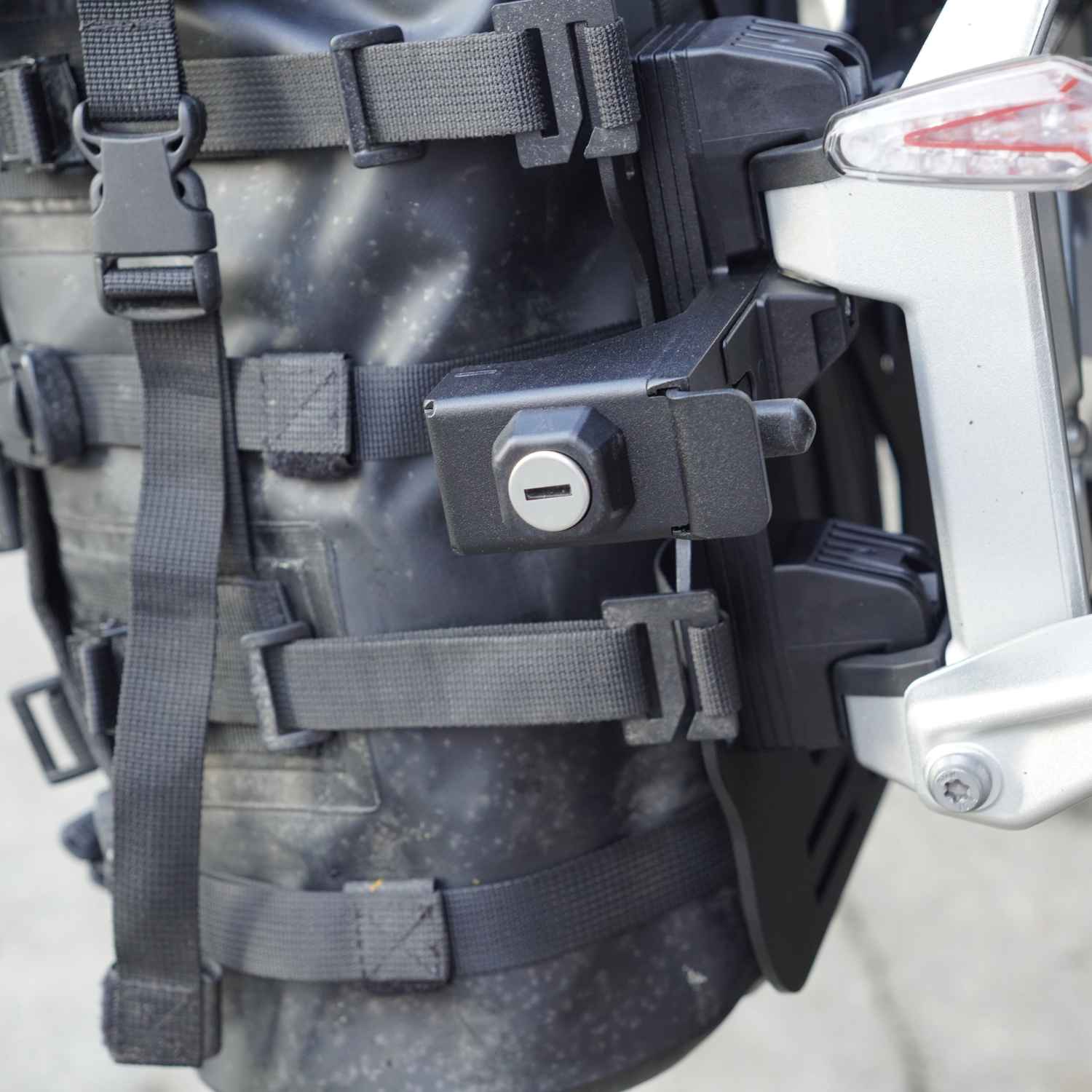 rackless-plate-V5-for-red-koyot-panniers-apduro