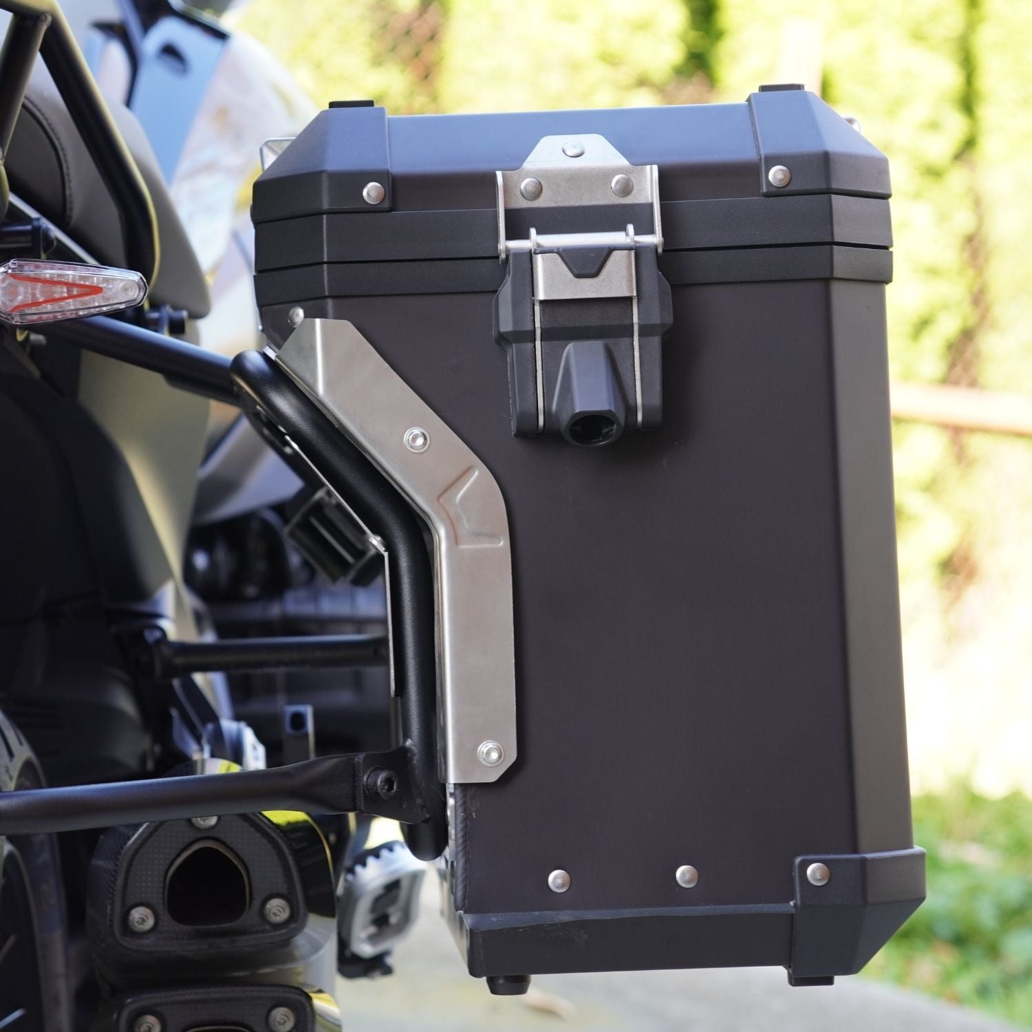 bmw-panniers-fitting-apduro-side-rack