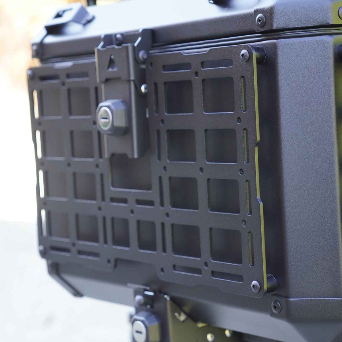 Panel MOLLE APDURO do kufra centralnego - modułowy system mocowania bagażu