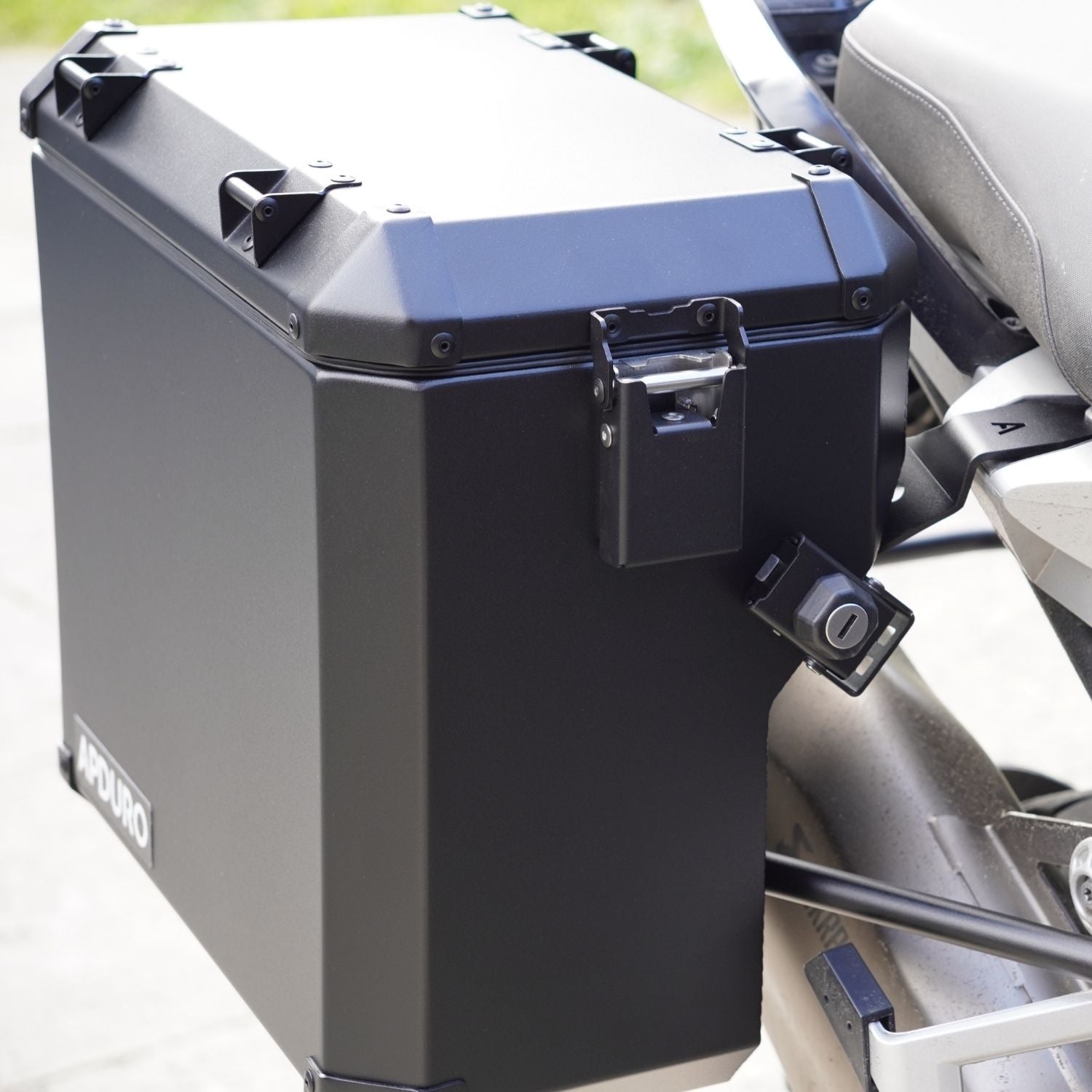 side-cases-1250-gs-black-edition-case-with-cut