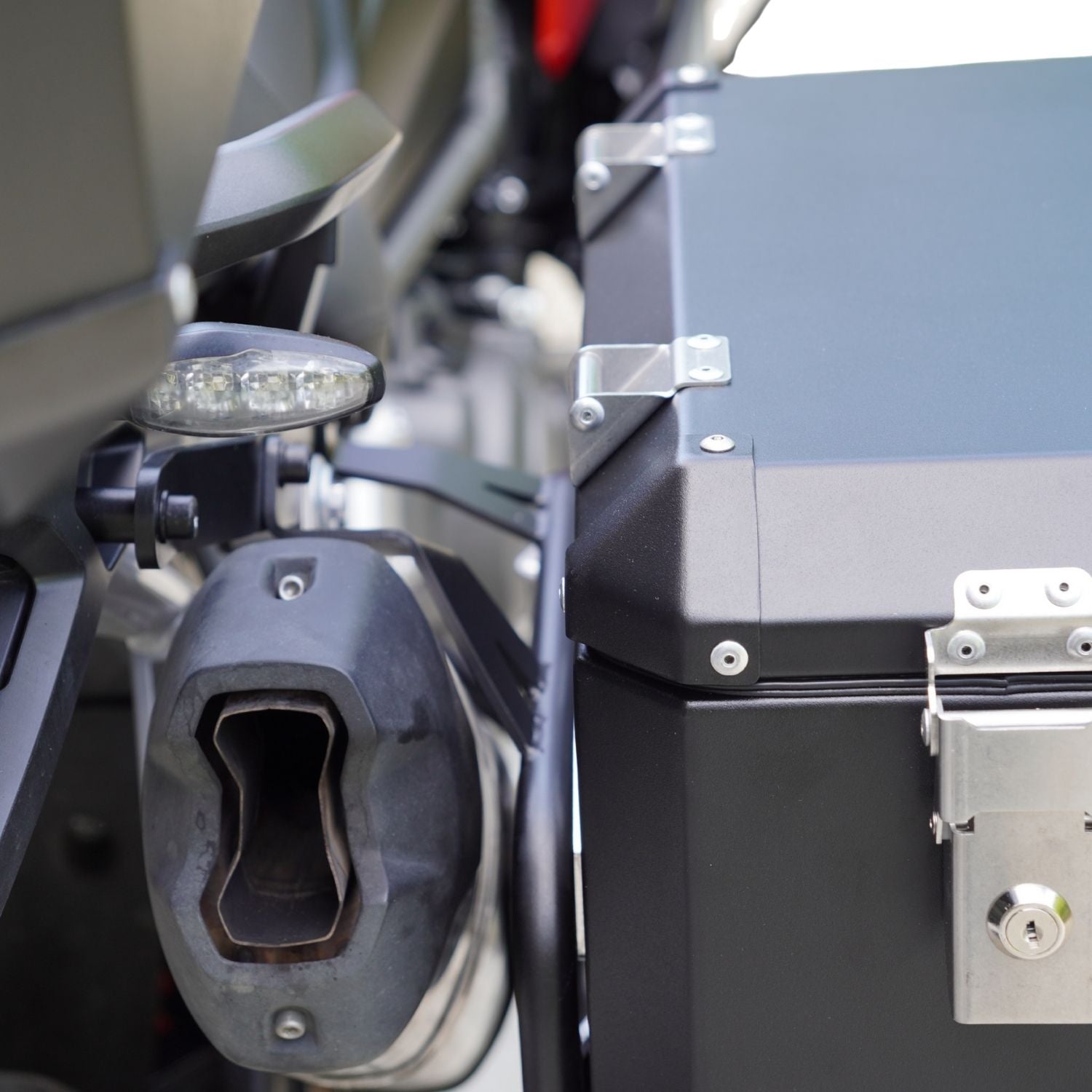 tiger-1200-gt-panniers-closeup-black-rack-exhaust